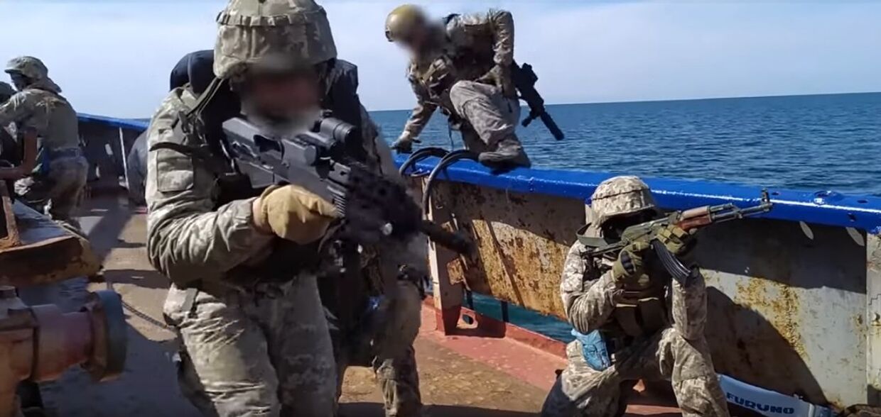 Украинские моряки взяли на абордаж «вражеское судно»
