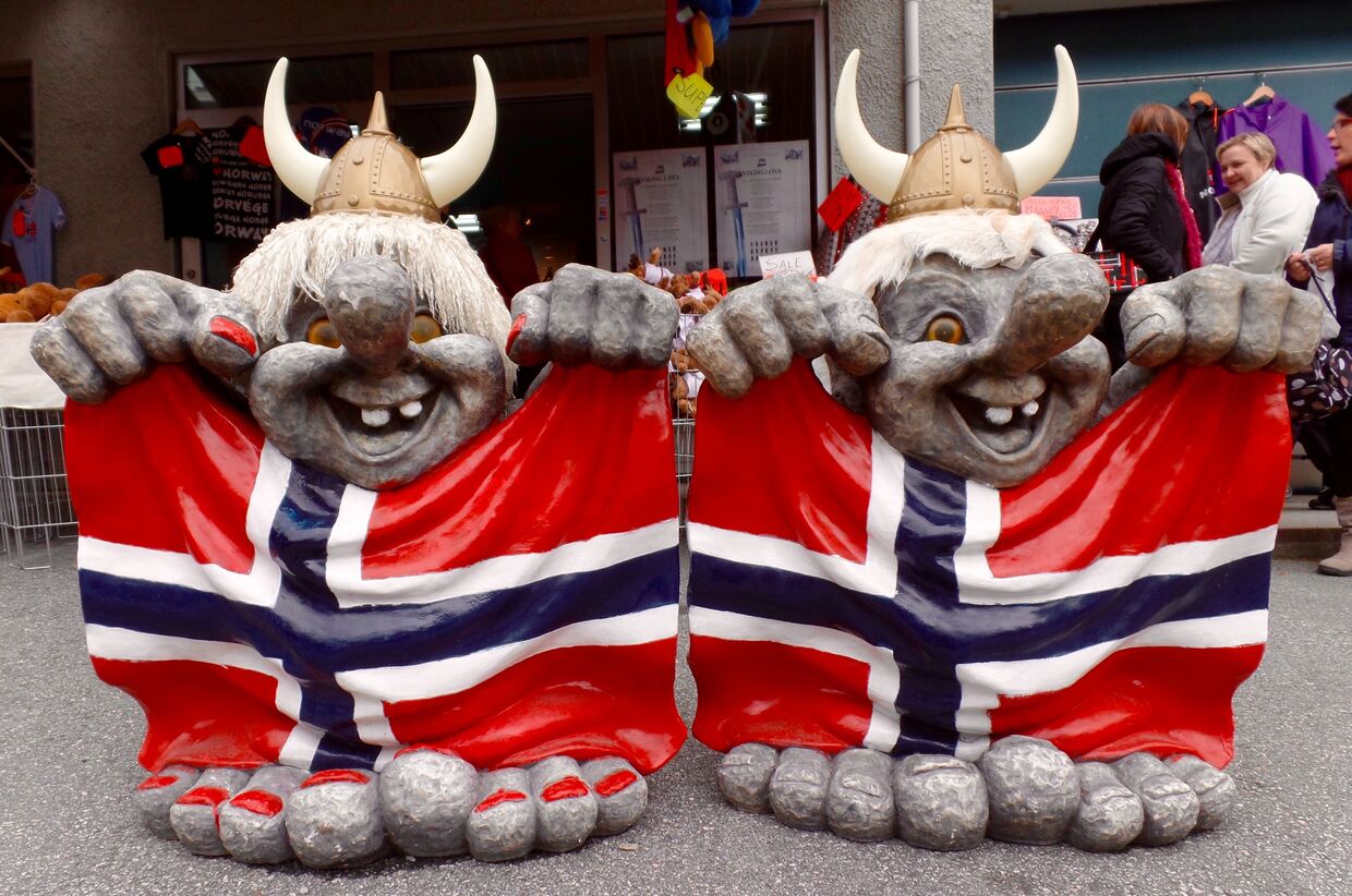 Тролли с норвежскими флагами на улице Олдена, Норвегия