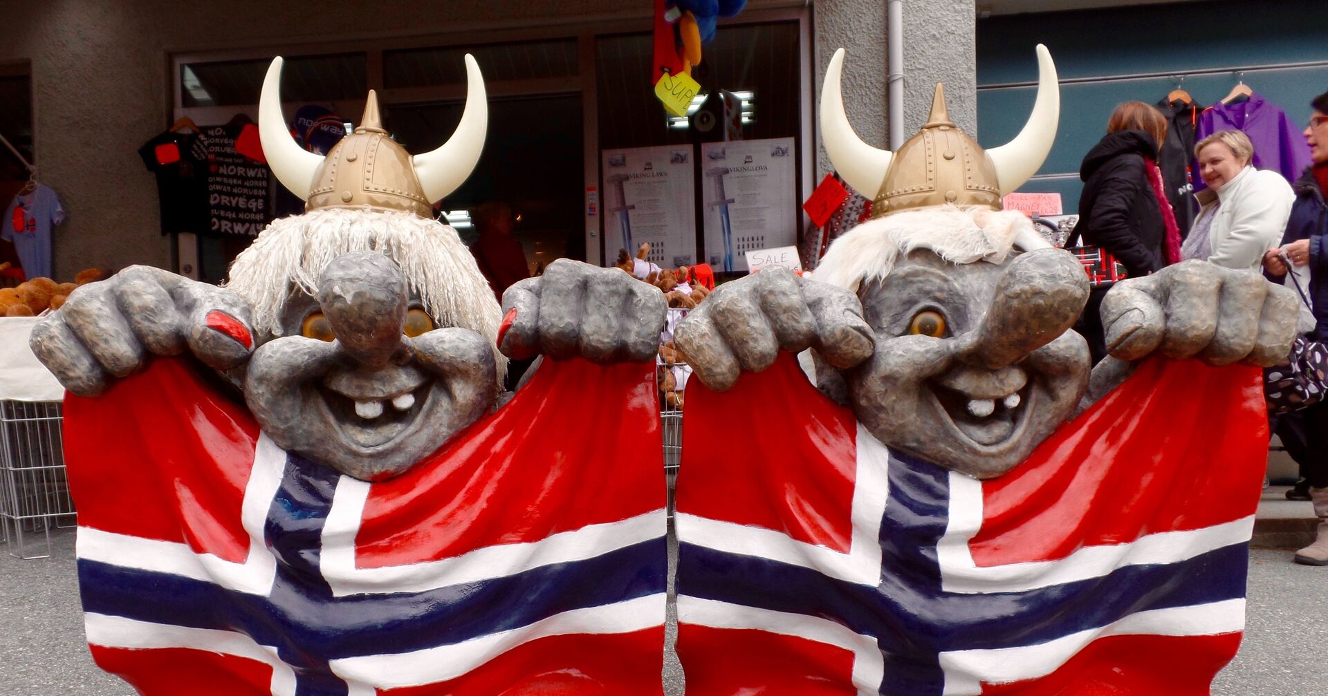 Тролли с норвежскими флагами на улице Олдена, Норвегия - ИноСМИ, 1920, 19.10.2021