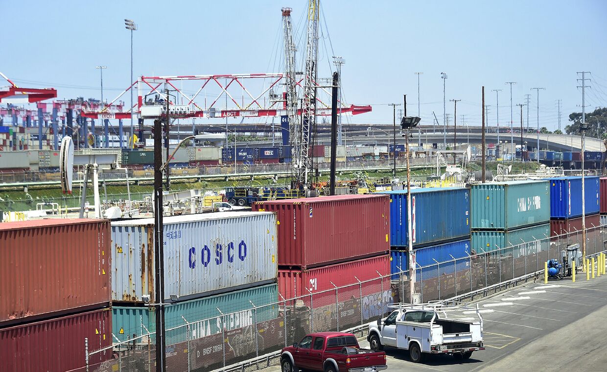Транспортные контейнеры ожидают транспортировки в порту Лонг-Бич, Калифорния