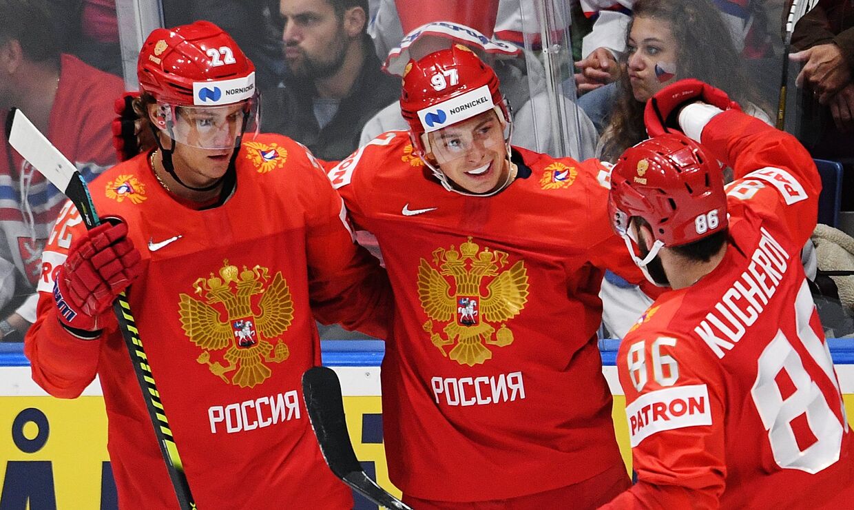 Игроки сборной России Никита Зайцев, Никита Гусев и Никита Кучеров (слева направо) радуются забитой шайбе