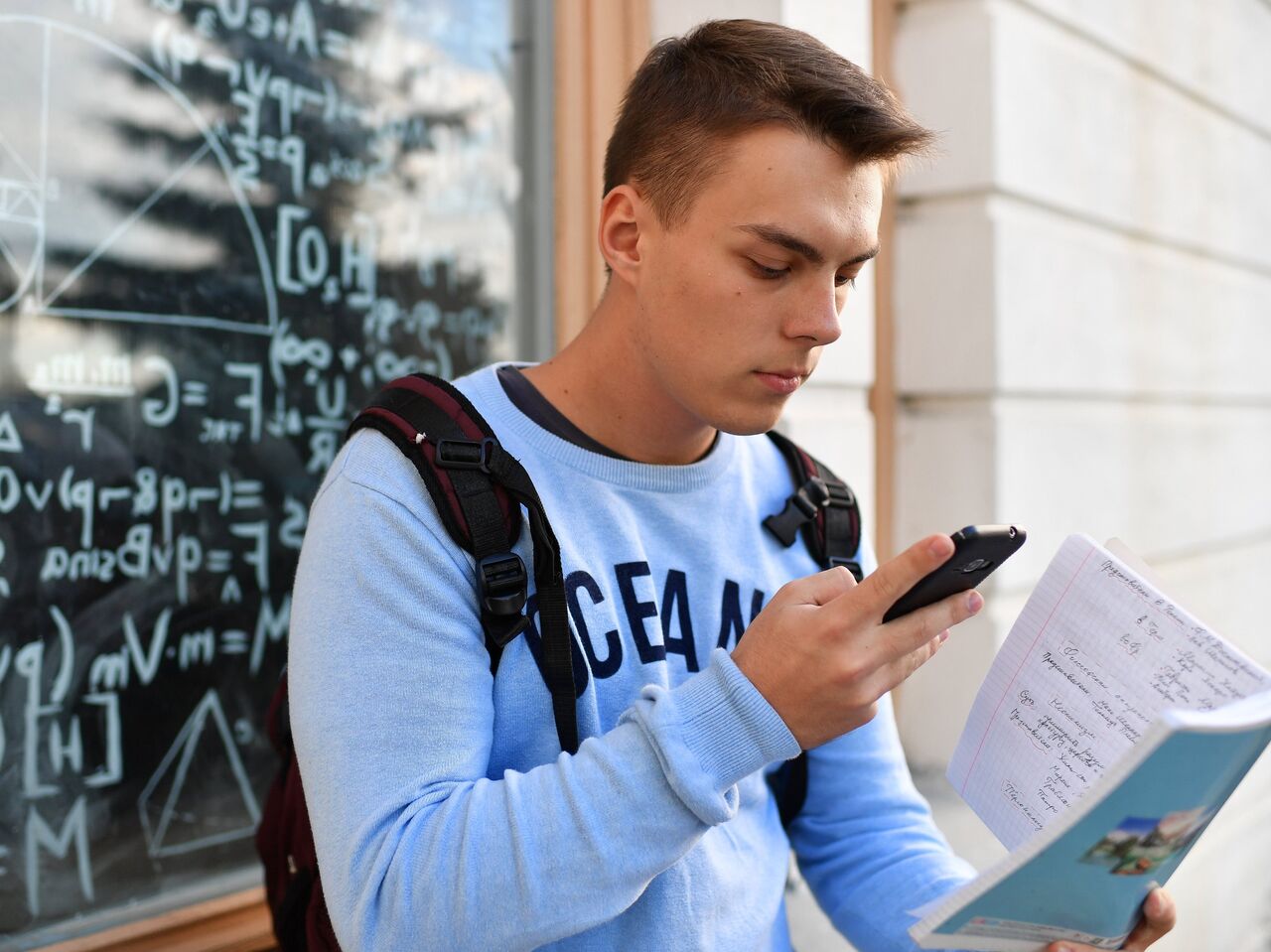 Излучение мобильных телефонов вызывает болезнь Альцгеймера | 09.05.2022,  ИноСМИ