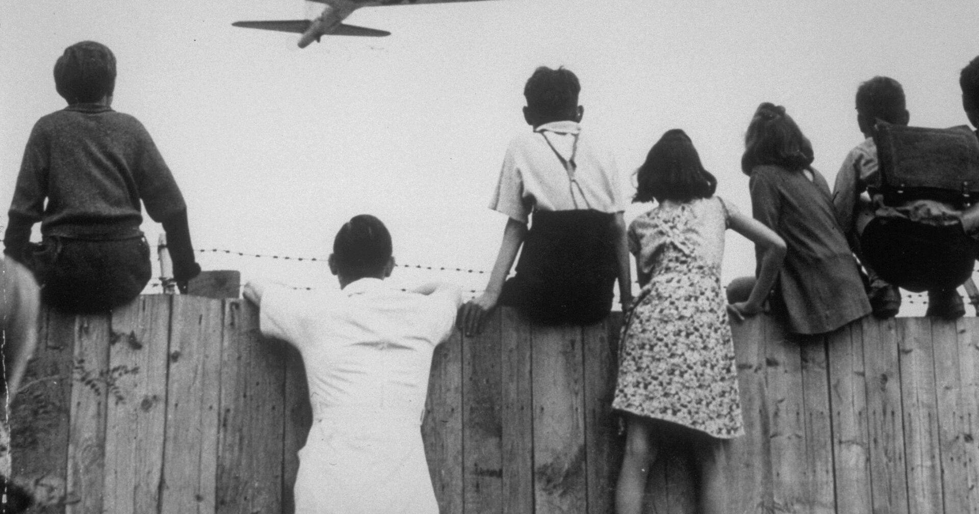 1 августа 1948. Дети из Западного Берлина смотрят, как в аэропорту Темпельхоф заходит на посадку самолет с продовольствием - ИноСМИ, 1920, 18.07.2021