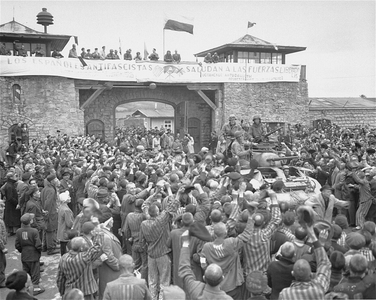 Выжившие в Маутхаузене приветствуют солдат 11-й бронетанковой дивизии 3-й армии США через день после их фактического освобождения