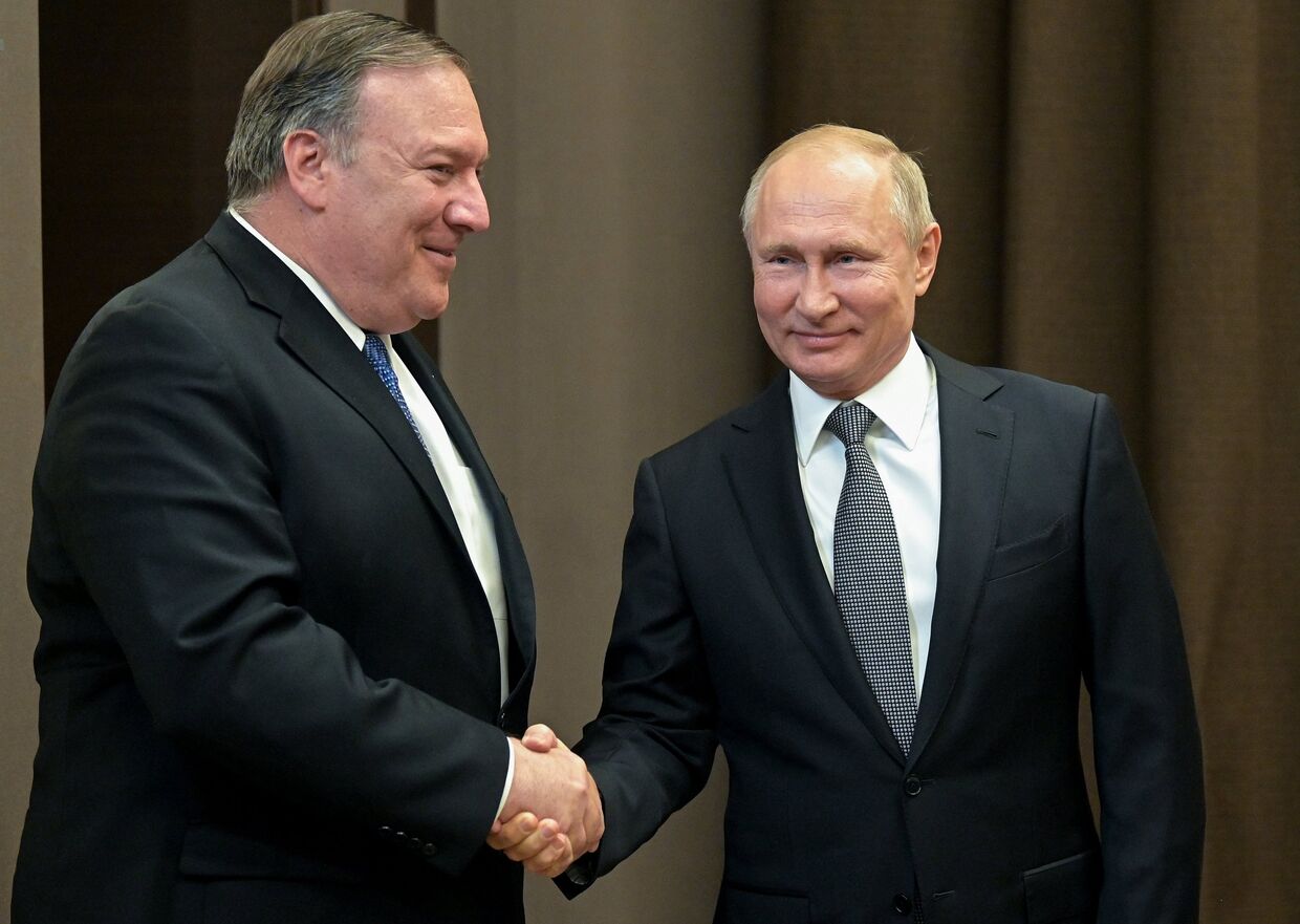 Президент РФ Владимир Путин и госсекретарь США Майк Помпео (слева) во время встречи в Сочи.