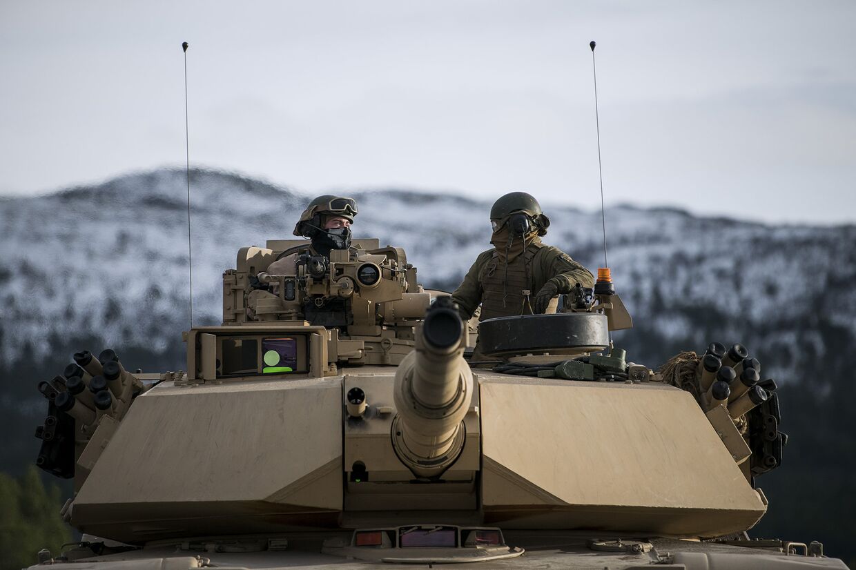 Американские военные на танке Abrams M1 во время военных учений Trident Juncture 2018 в Норвегии