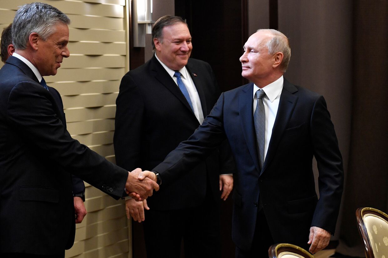 Путин приветствует посла США в России Джона Хантсмана в ходе встречи с Майком Помпео в Сочи