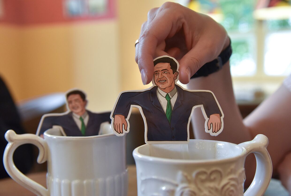 Чайные пакетики с изображением избранного президента Украины Владимира Зеленского в кафе во Львове