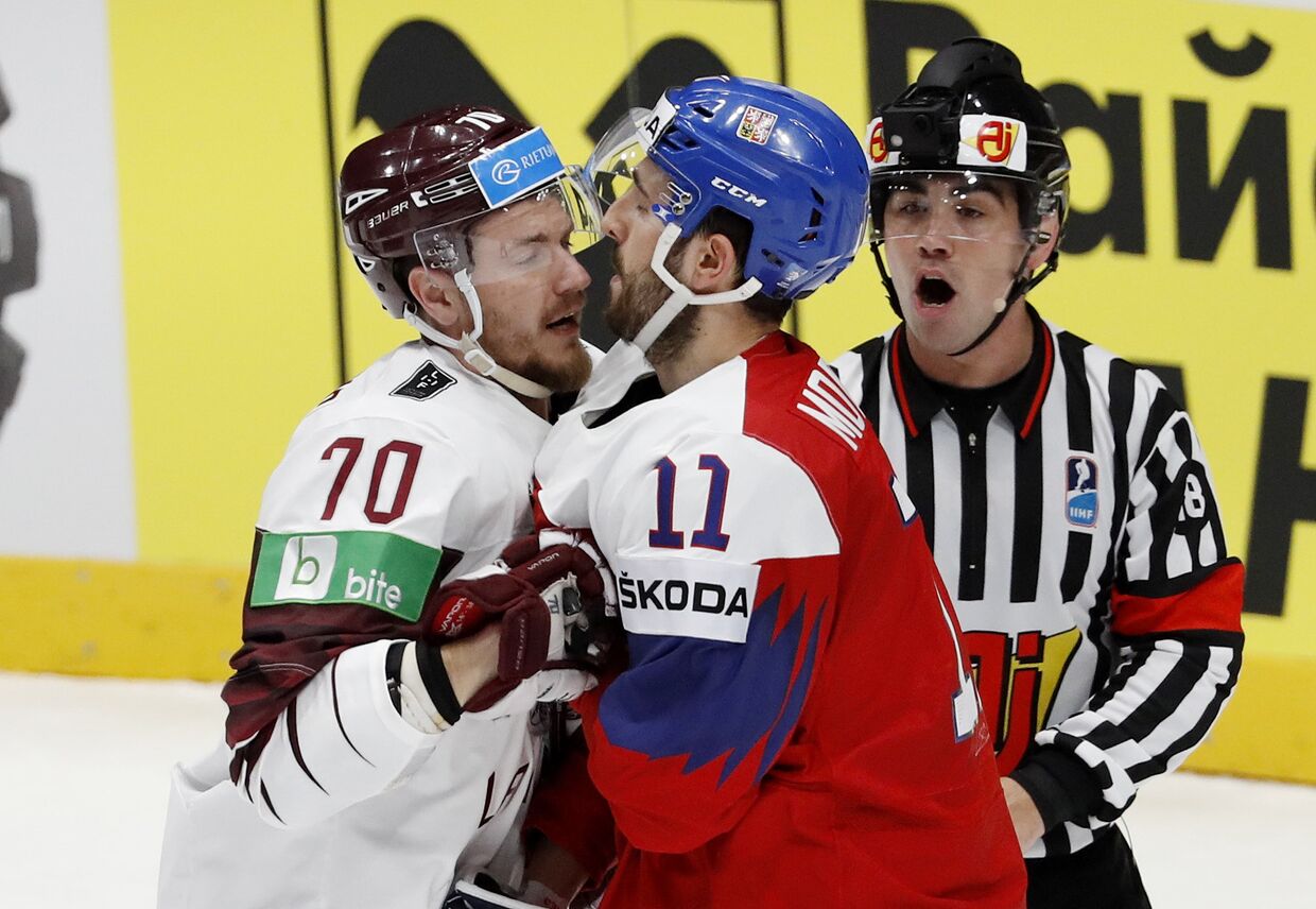 Игроки сборной Чехии и Латвии во время чемпионата мира по хоккею