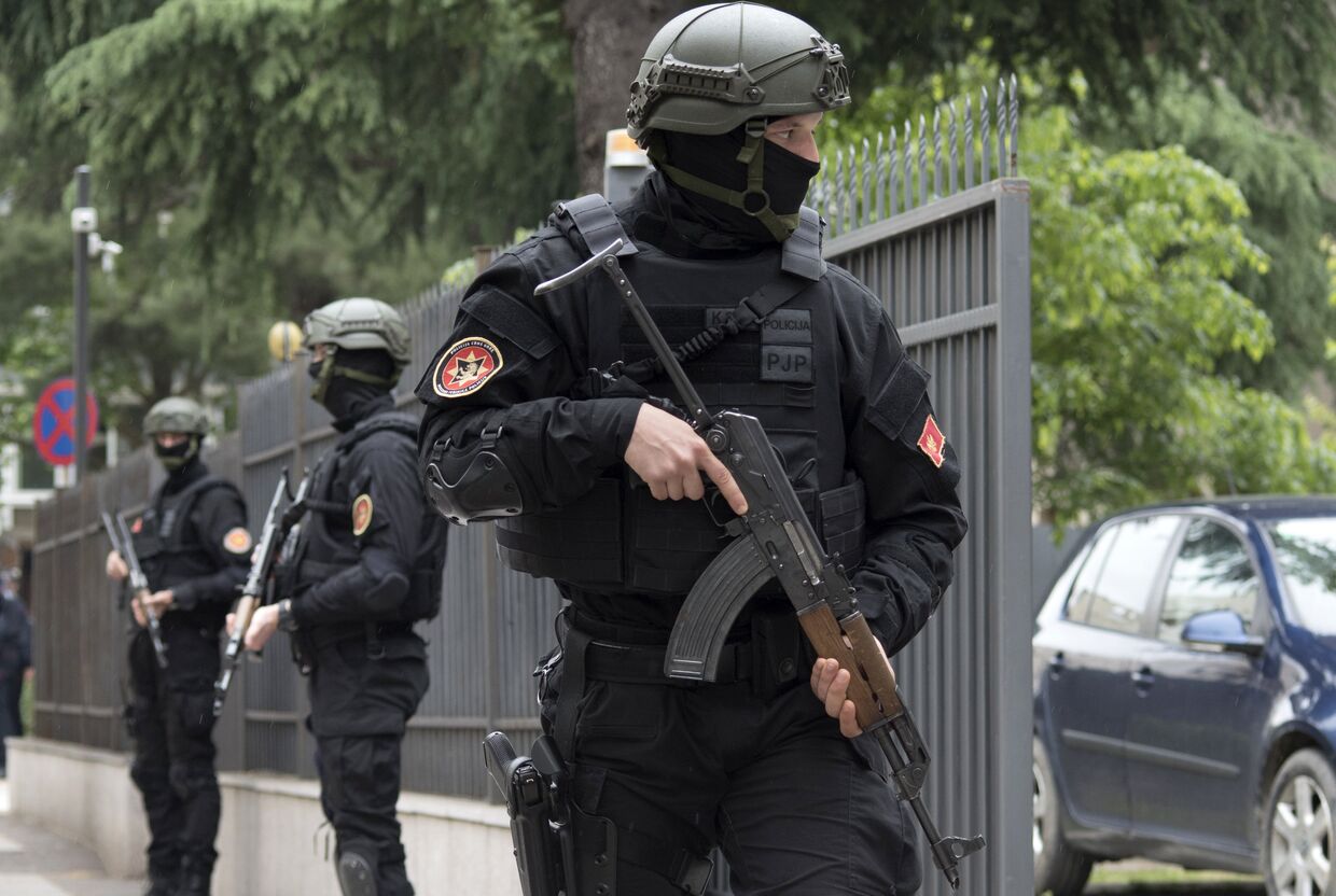 Сотрудники полиции Черногории охраняют вход в здание суда в Подгорице, Черногория