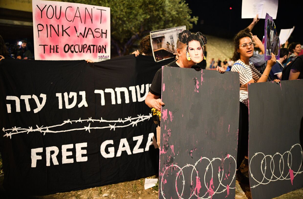 Участники акции протеста у выставочного центра Ганей Тааруха, где проходит конкурс Евровидение-2019 в Тель-Авиве