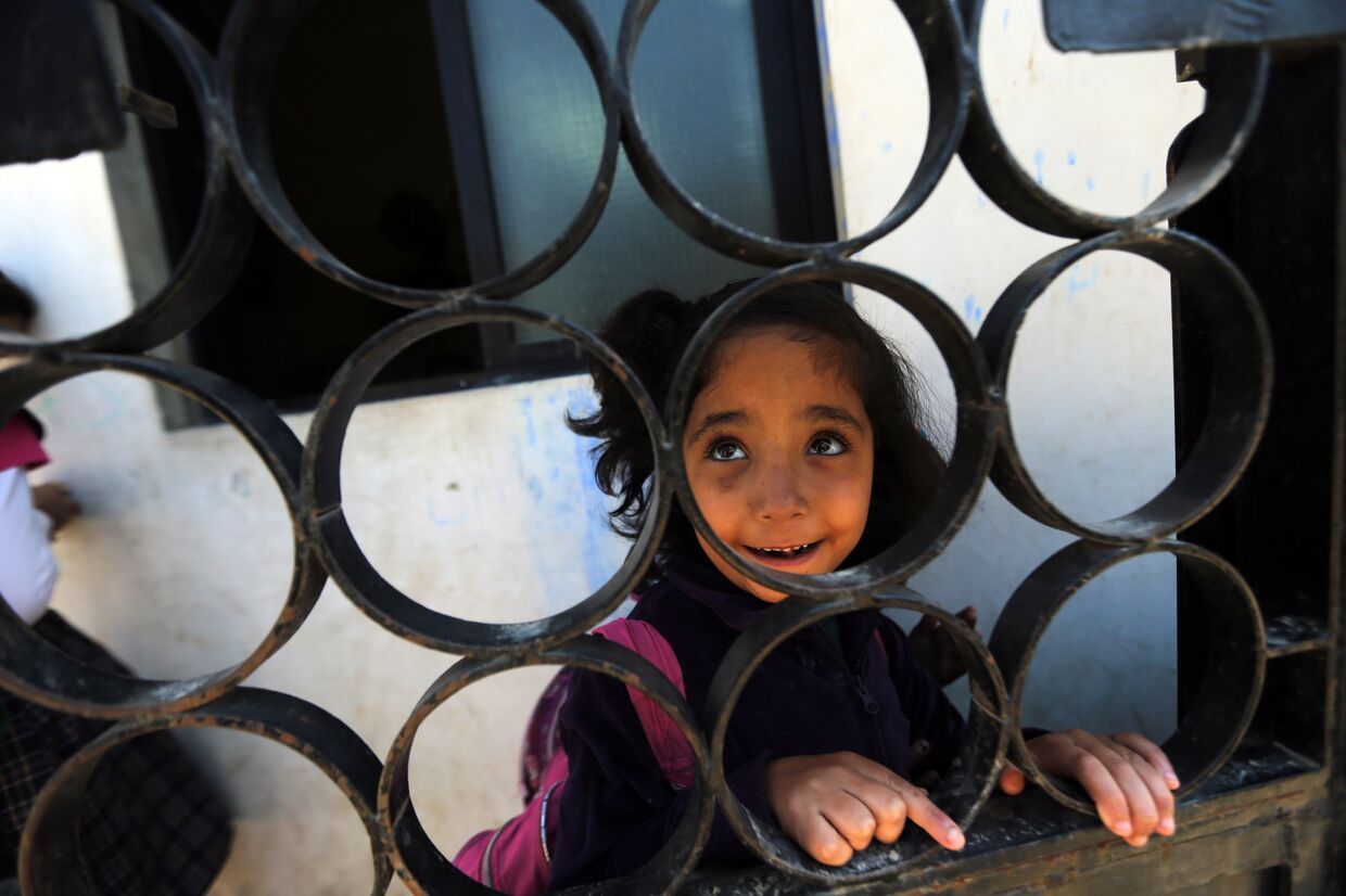 Палестинская девочка-беженка в школе в Ливане