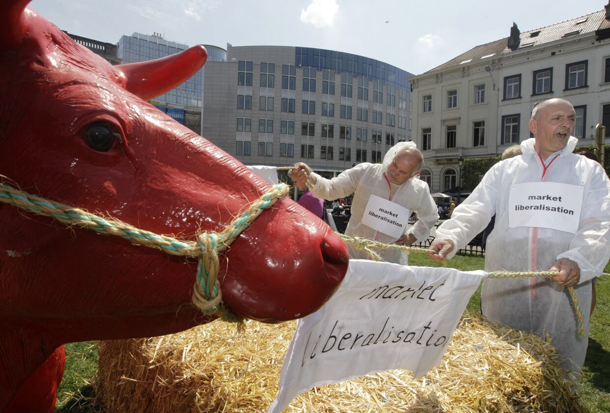 Протест фермеров из Швейцарии, Германии и Бельгии перед зданием Европарламента в Брюсселе