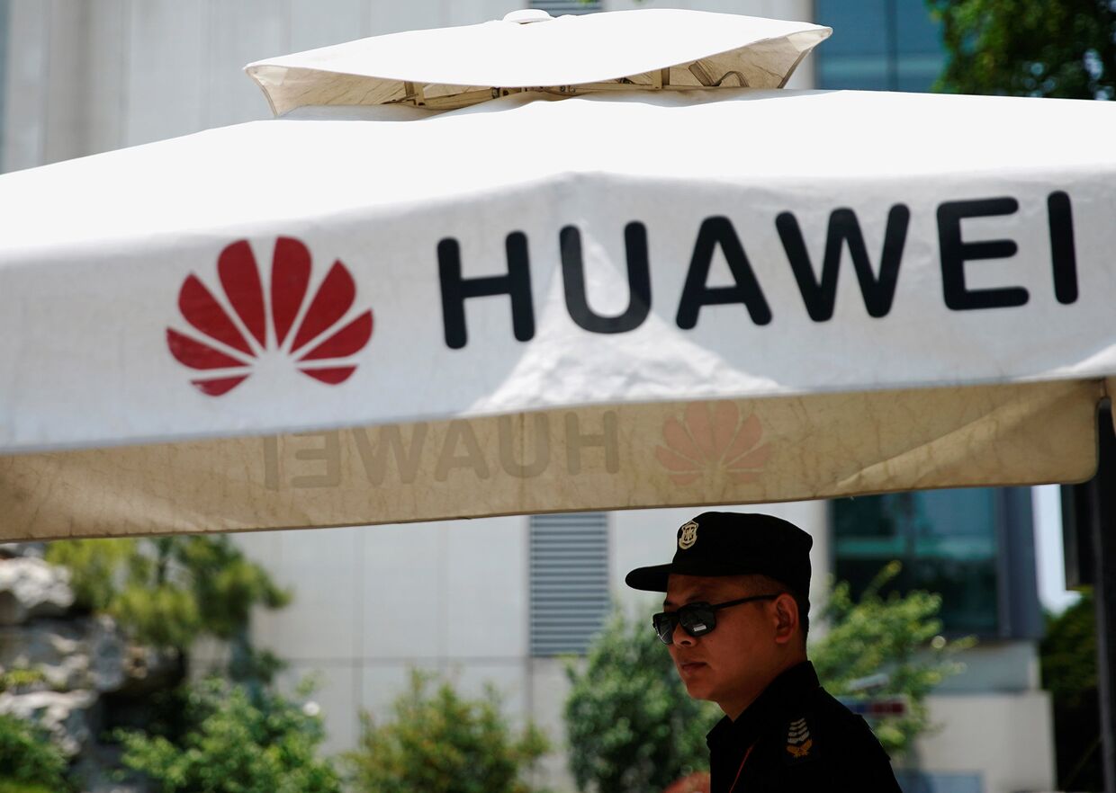 Логотип компании Huawei в Шанхае, Китай