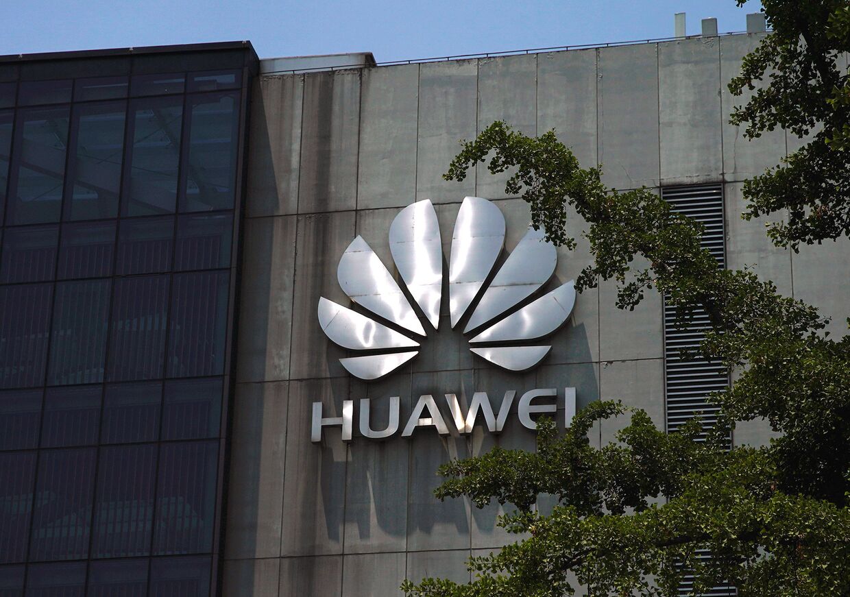 Логотип компании Huawei в Шанхае, Китай