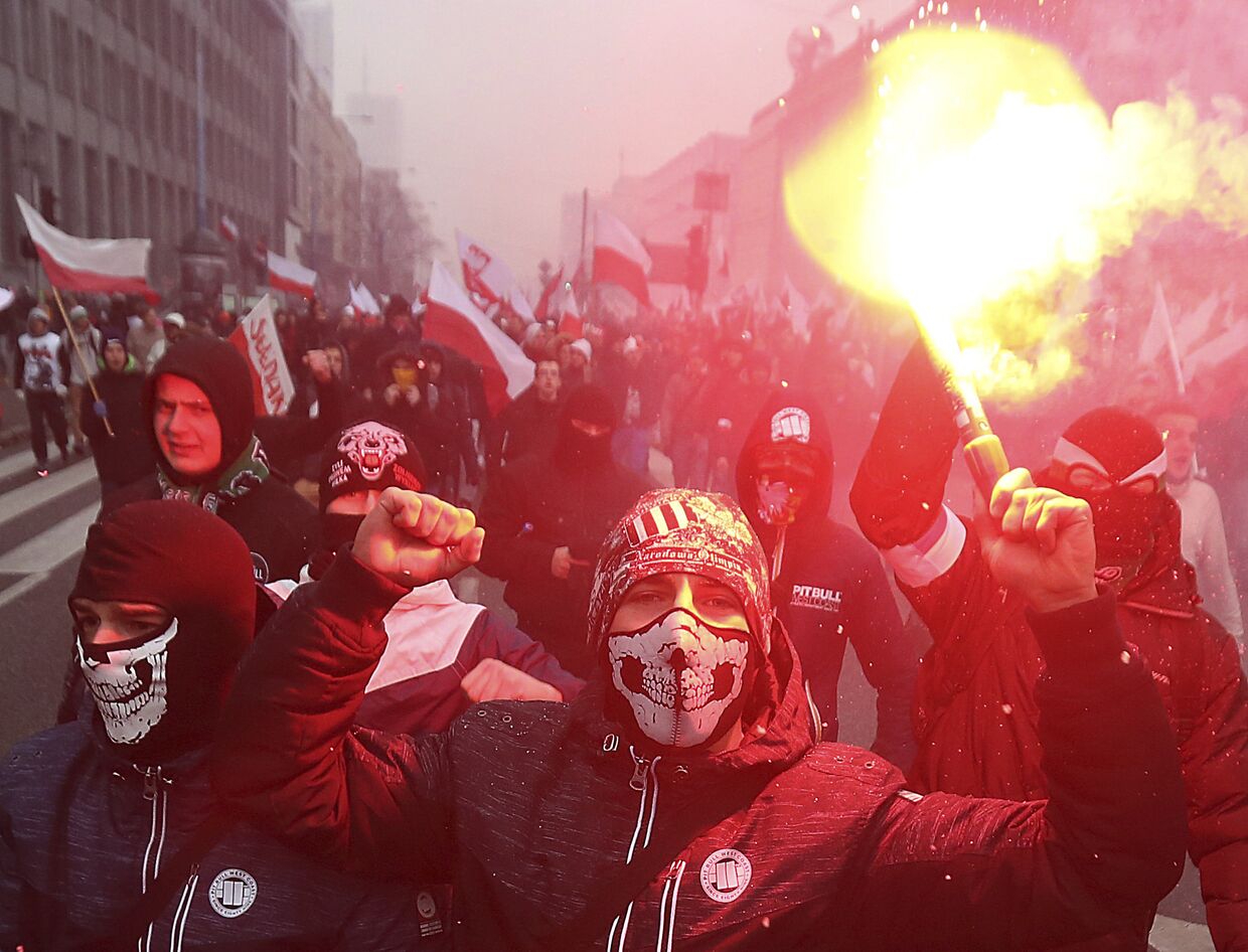 Марш националистов по улицам Варшавы во время дня независимости Польши