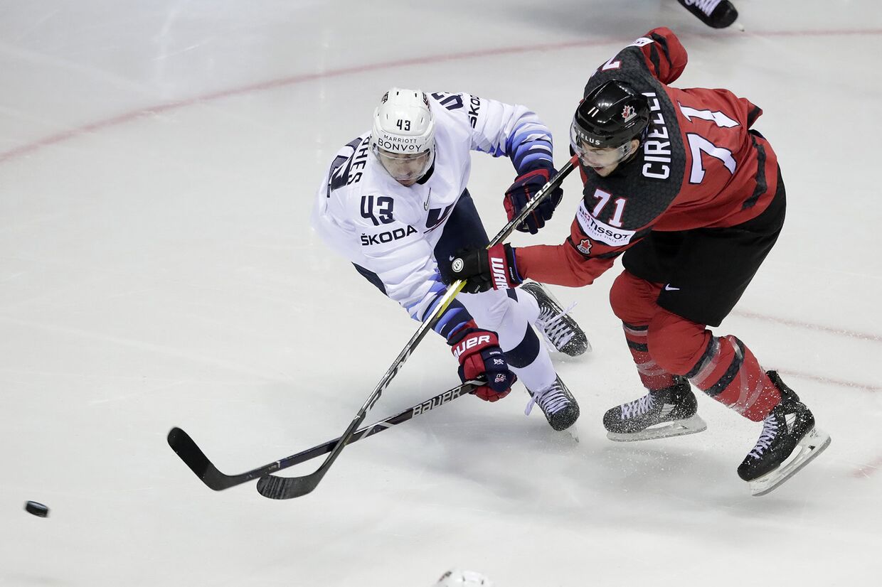 Игроки сборных США и Канады в матче группового этапа чемпионата мира по хоккею