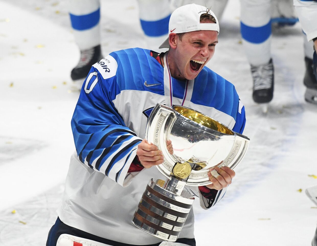Вратарь сборной Финляндии Кевин Ланкинен на церемонии награждения после победы в финальном матче чемпионата мира по хоккею между сборными командами Канады и Финляндии