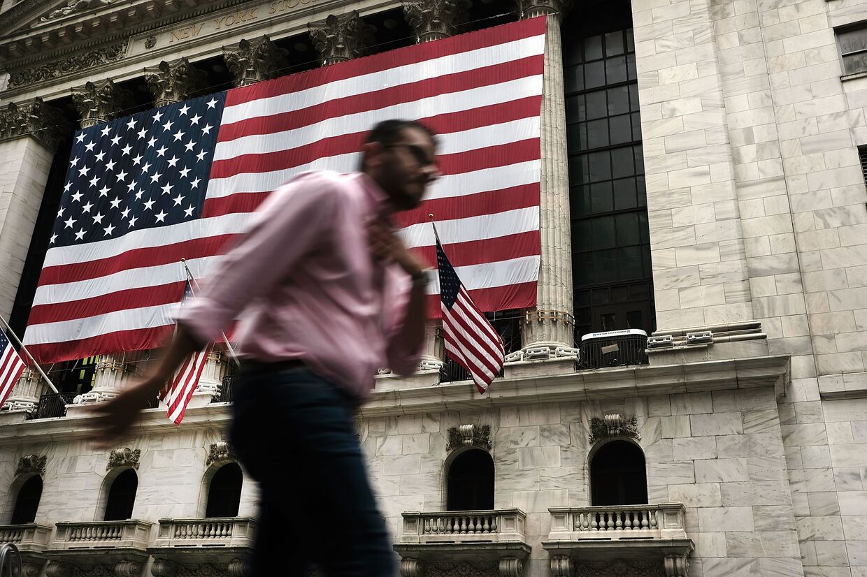 Американский флаги на фасаде здания Нью-Йоркской фондовой биржи