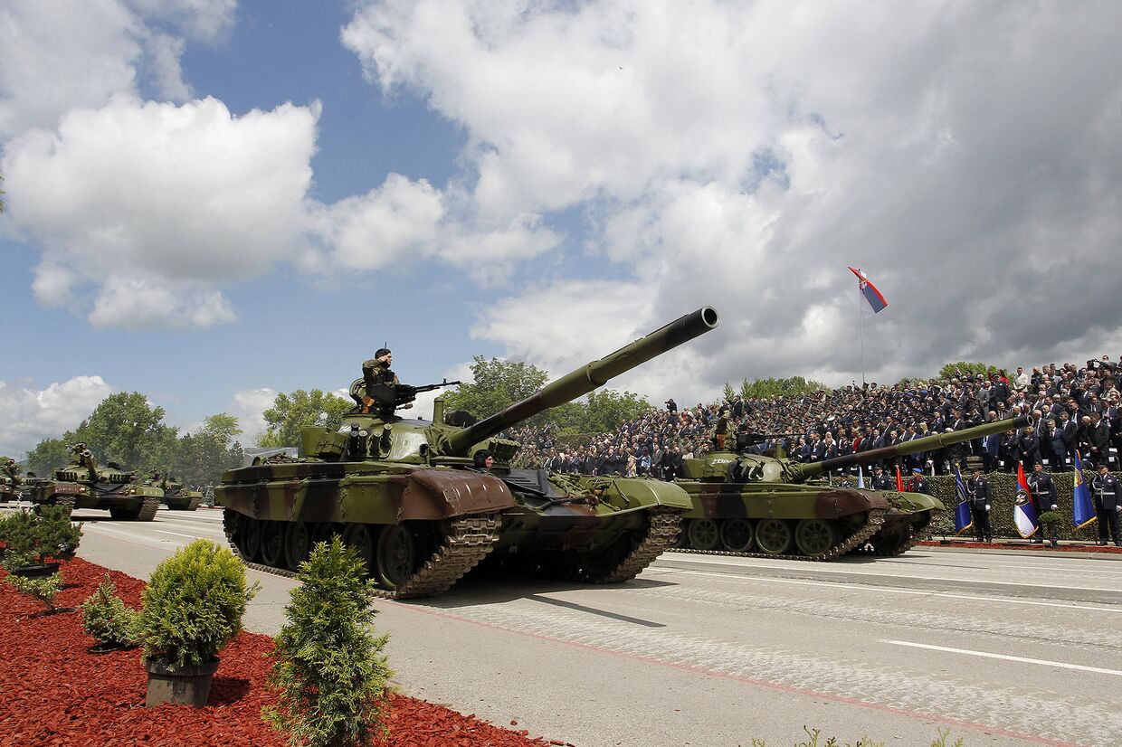 Танки М-84 во время военного парада в городе Ниш, Сербия