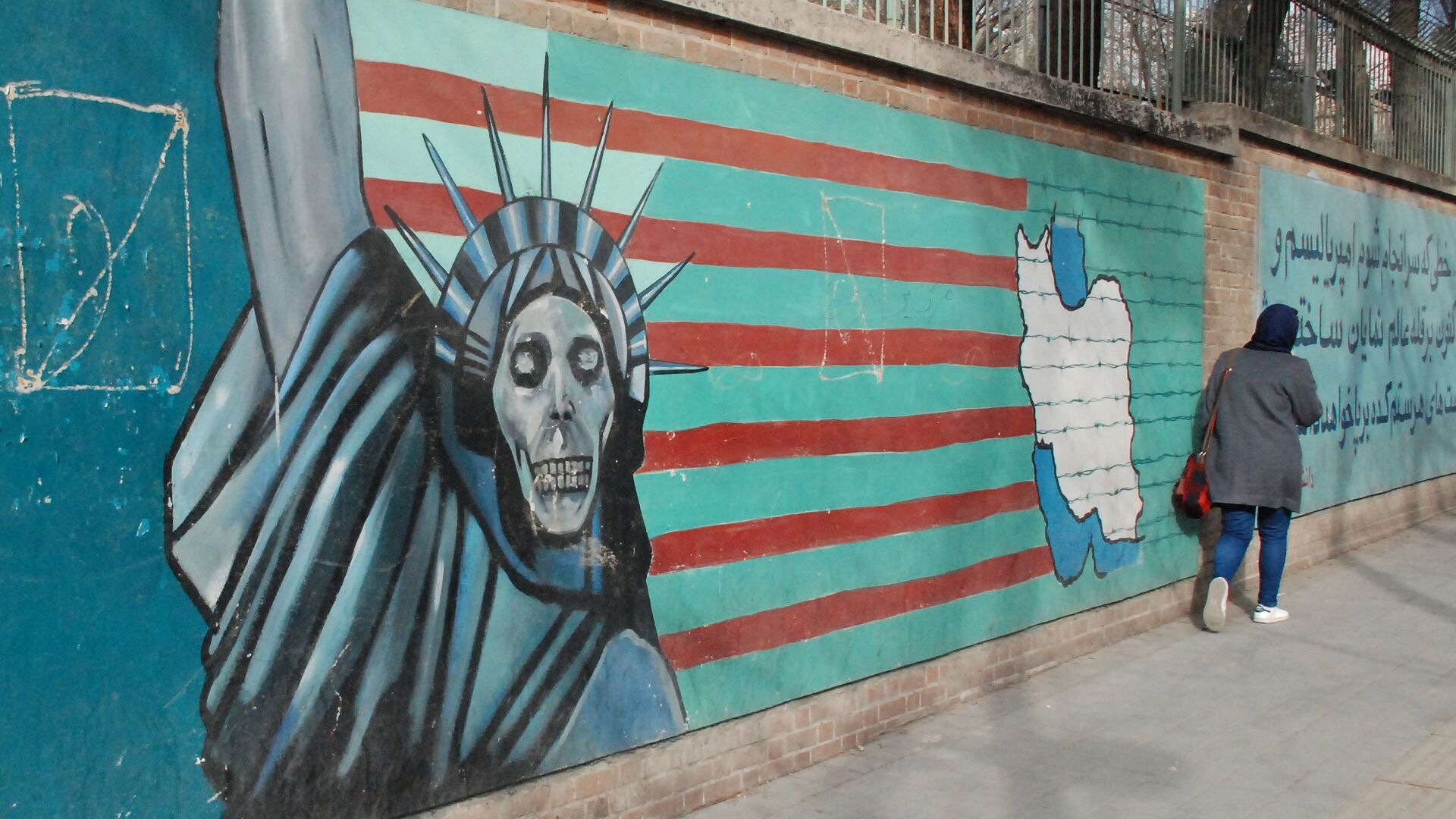 Граффити на стене бывшего посольства США в Тегеране - ИноСМИ, 1920, 24.12.2023