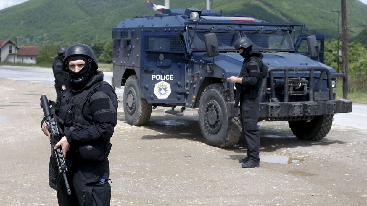 Косовские полицейские во время спецоперации на севере республики