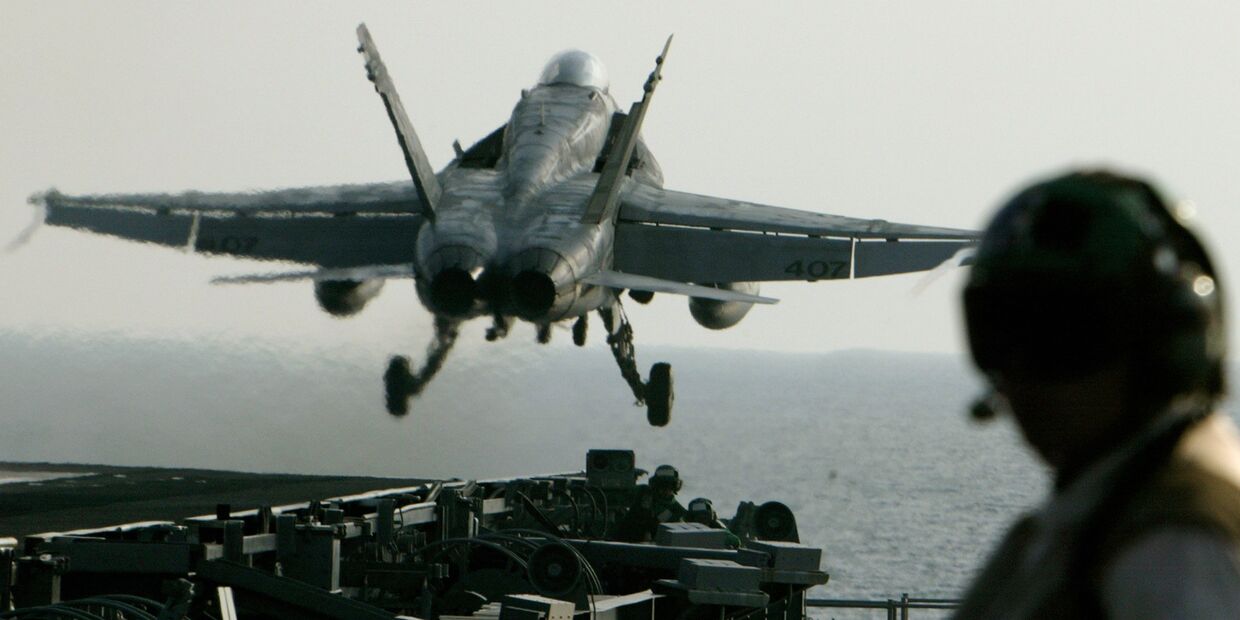 Истребитель ВМС США FA-18 Super Hornet взлетает с авианосца USS Abraham Lincoln