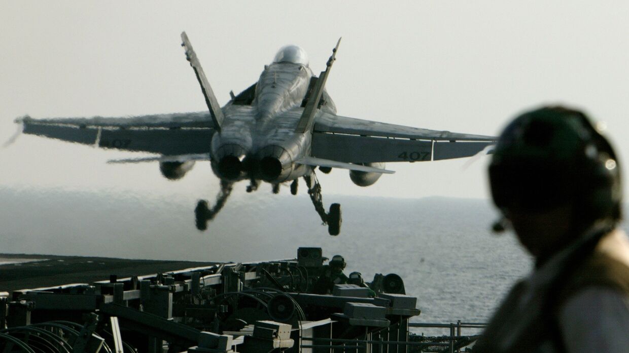 Истребитель ВМС США FA-18 Super Hornet взлетает с авианосца USS Abraham Lincoln