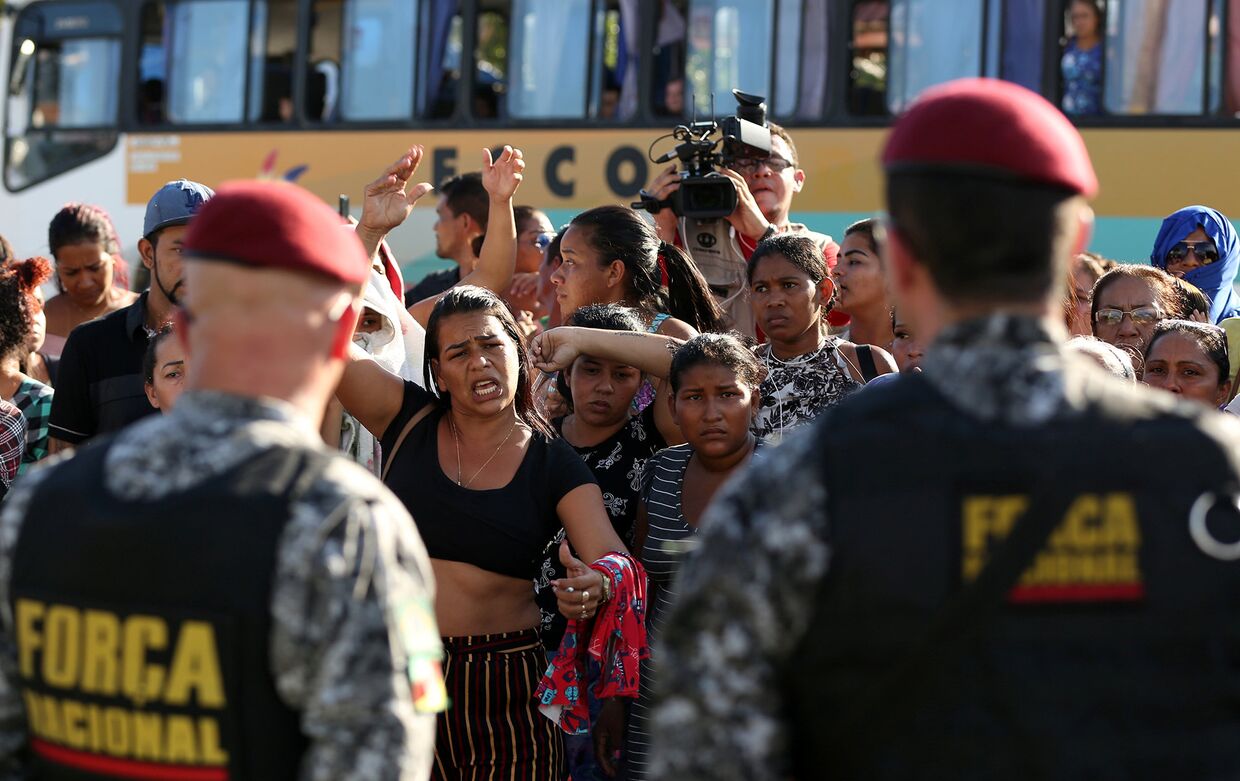 Родственники заключенных протестуют перед тюремным комплексом в бразильском штате Амазонас