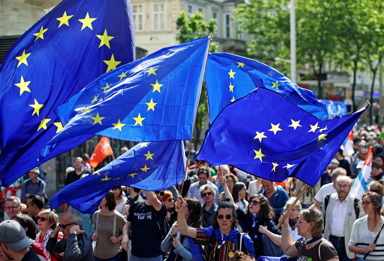 Флаги Европейского Союза во время митинга против национализма в Вене, Австрия