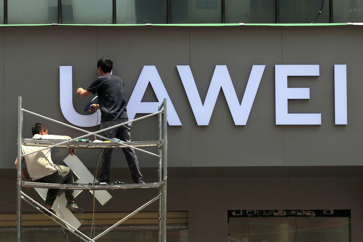 Установка логотипа Huawei в новом магазине в Куньмине