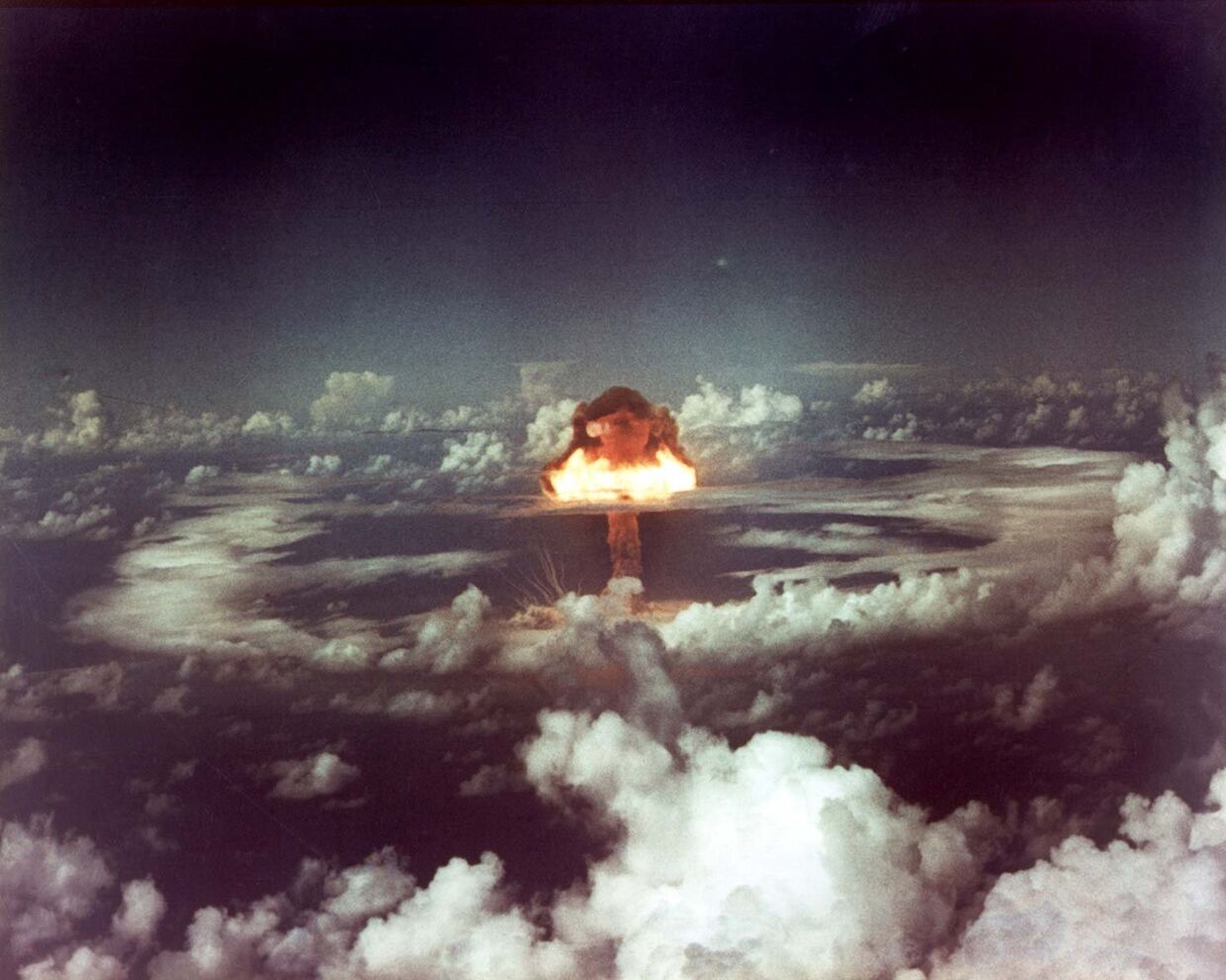 В 1952 году Соединенные Штаты сбросили ядерную бомбу Ivy King к северу от острова Рунит