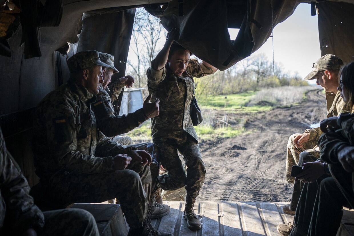 Украинские военнослужащие недалеко от линии фронт в Донецкой области