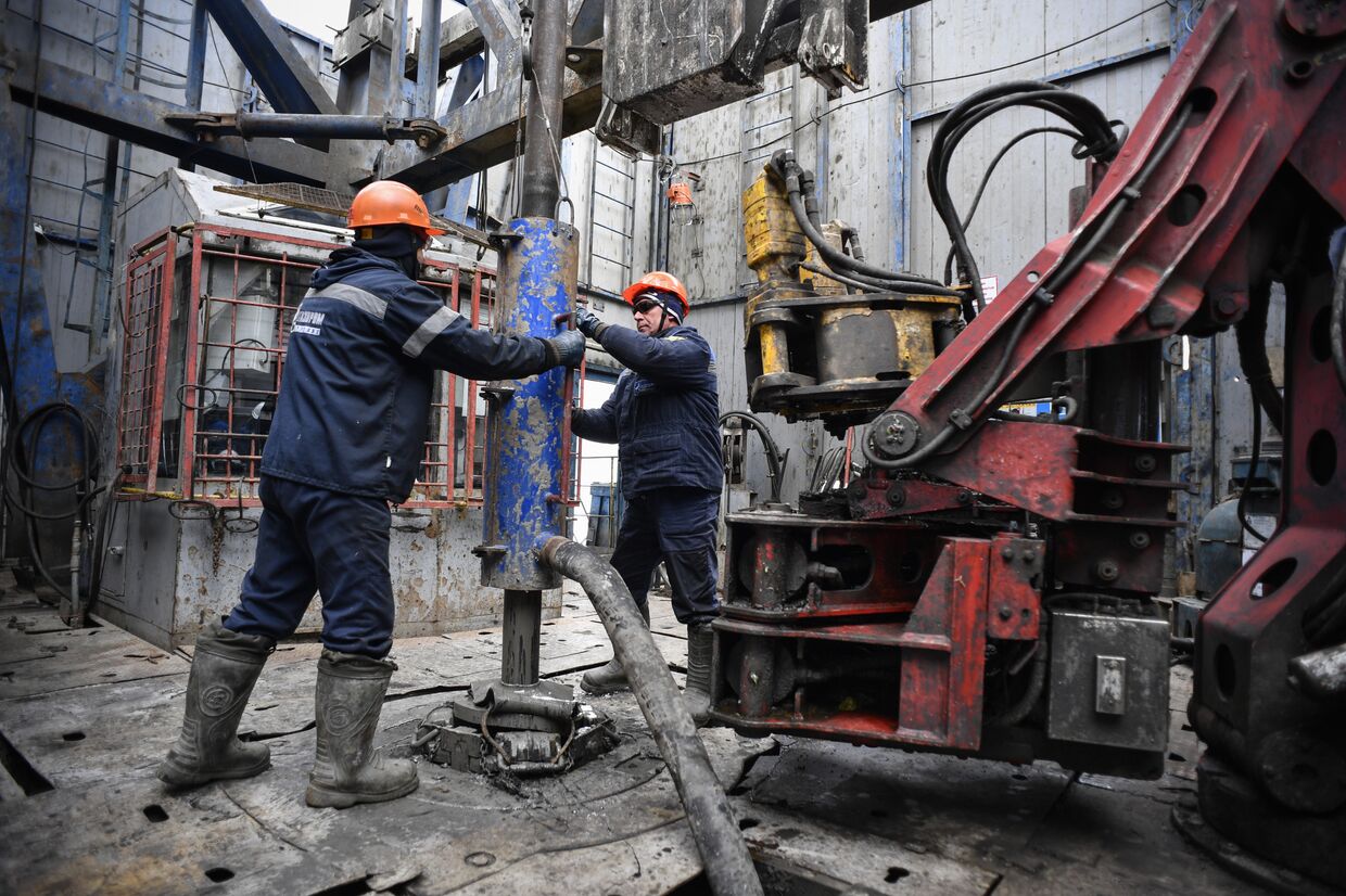 Рабочие на газовом месторождении в Бованенково, Ямал