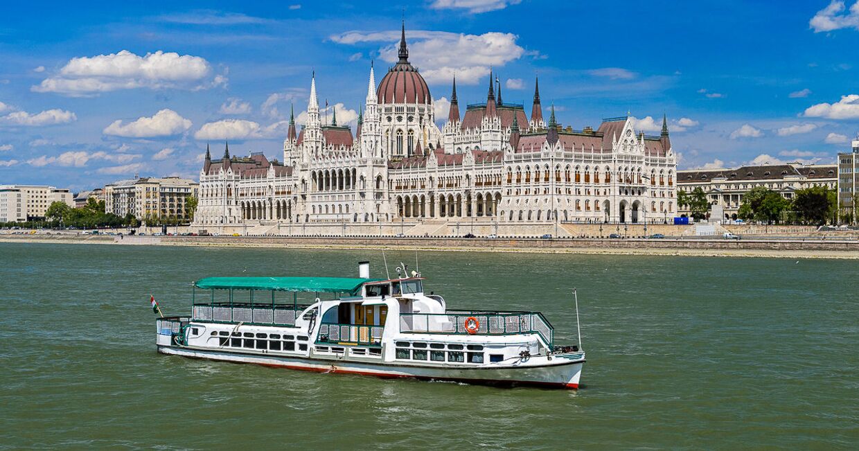 В Будапеште перед зданием парламента затонул экскурсионный катер
