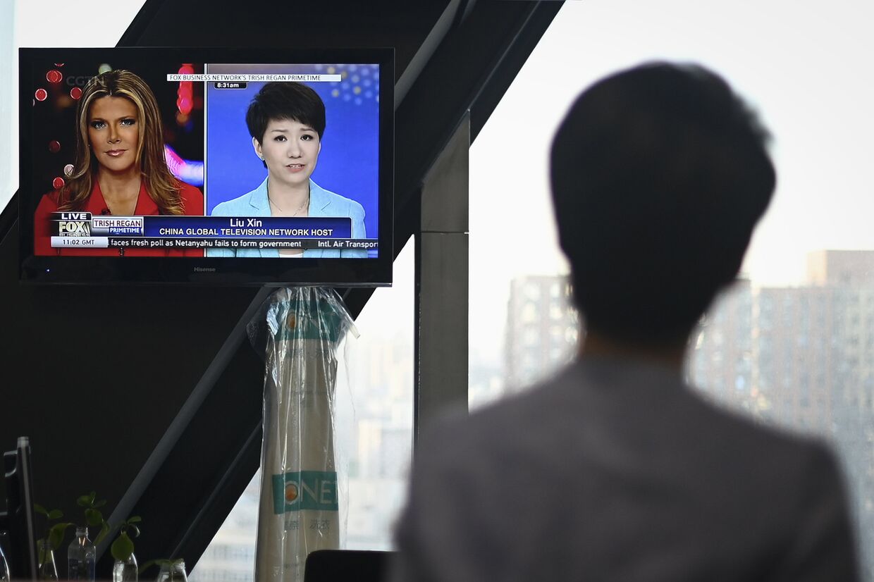 Телеведущая CGTN Центрального телевидения Китая Лю Синь и ее американская коллега из Fox Business Network Триш Риган