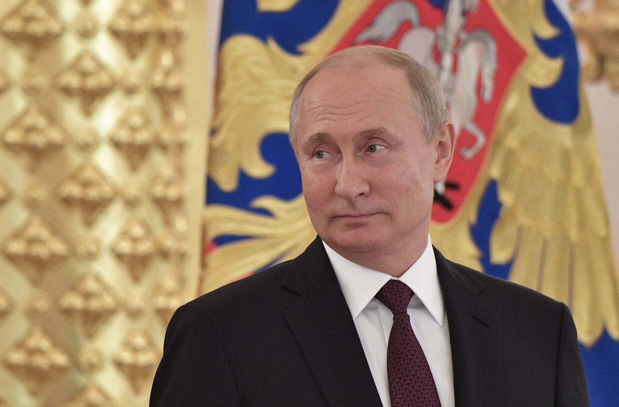 Президент РФ В. Путин вручил ордена Родительская слава многодетным семьям