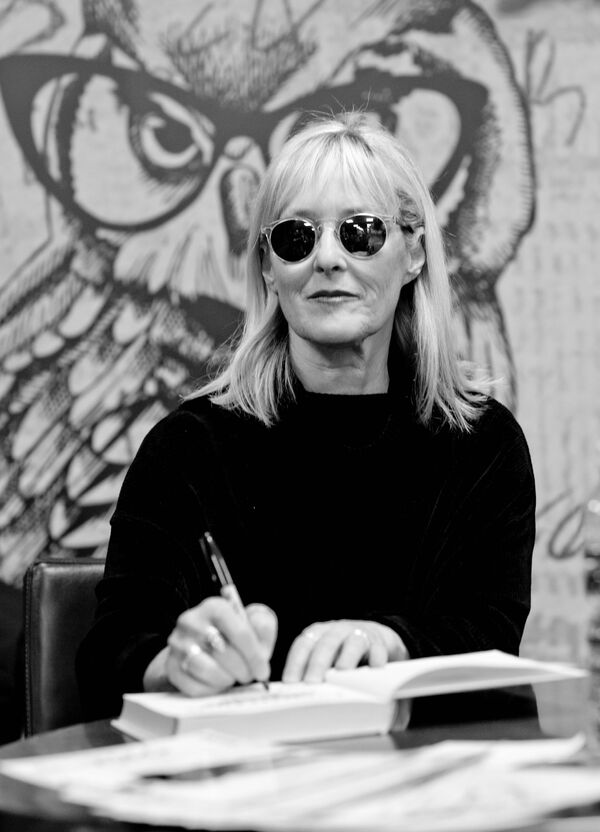 Джоанна и Мэдисон Стингрей на презентации книги Стингрей в стране чудес в Московском доме книги на Новом Арбате Джоанна и Мэдисон Стингрей на презентации книги Стингрей в стране чудес в Московском доме книги на Новом Арбате