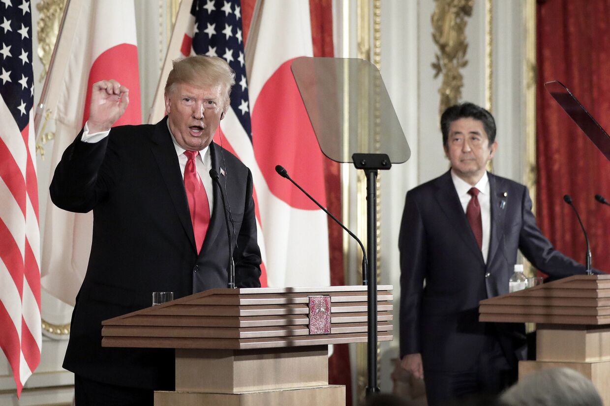 Президент США Дональд Трамп и премьер-министр Японии Синдзо Абэ во время пресс-конференции во дворце Акасака в Токио