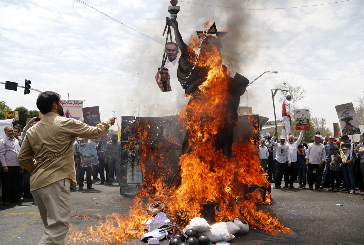 Протестующие в Иране сжигают статую в виде американской Статуи Свободы со звездой Давида на голове