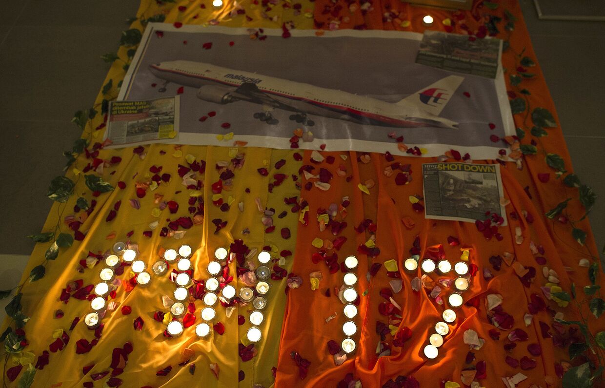 Мемориал со свечами в память о жертвах крушения рейса MH17 Malaysia Airlines в церкви в Куала-Лумпуре