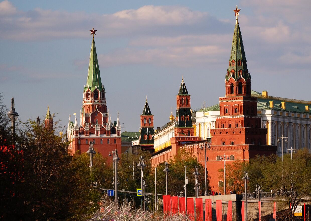 Троицкая, Комендантская, Оружейная и Боровицкая башни (слева направо) Московского Кремля