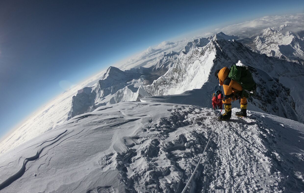 Альпинисты во время восхождения на Эверест