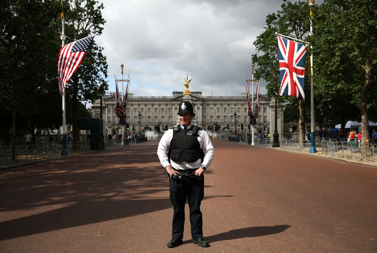 Полицейский перед Букингемским дворцом во время государственного визита президента США Дональда Трампа