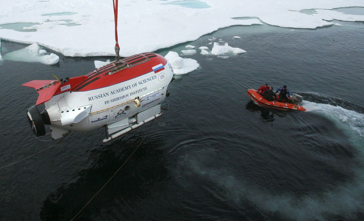 Российская глубоководная миниатюрная подводная лодка Мир-1 во время спуска в воды Северного Ледовитого океана
