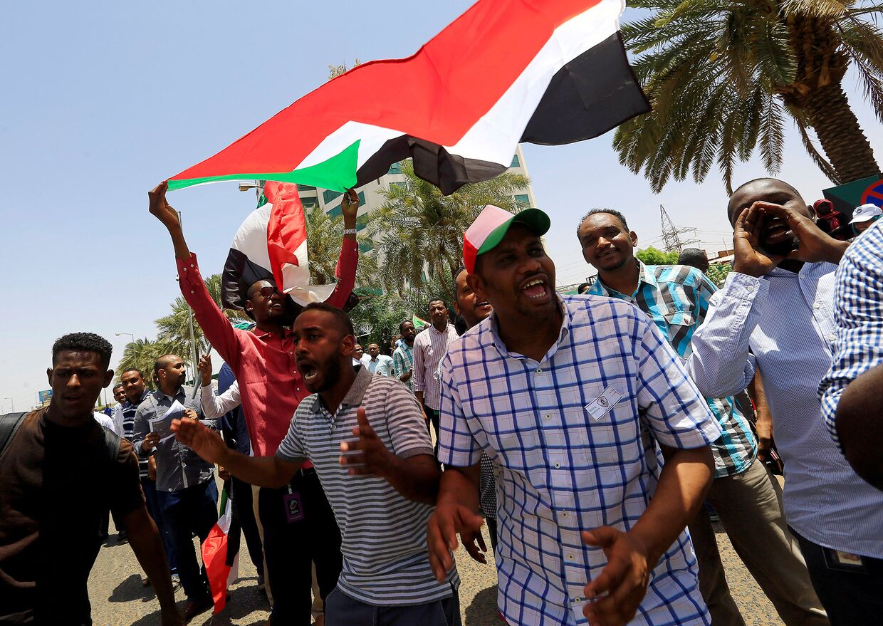 Участники акций протеста в Хартуме, Судан