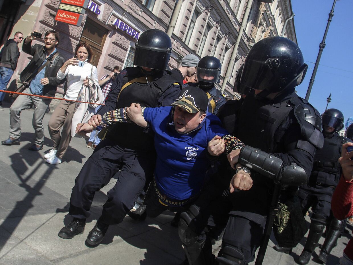 Сотрудники полиции задерживают протестующих во время митинга в Санкт-Петербурге