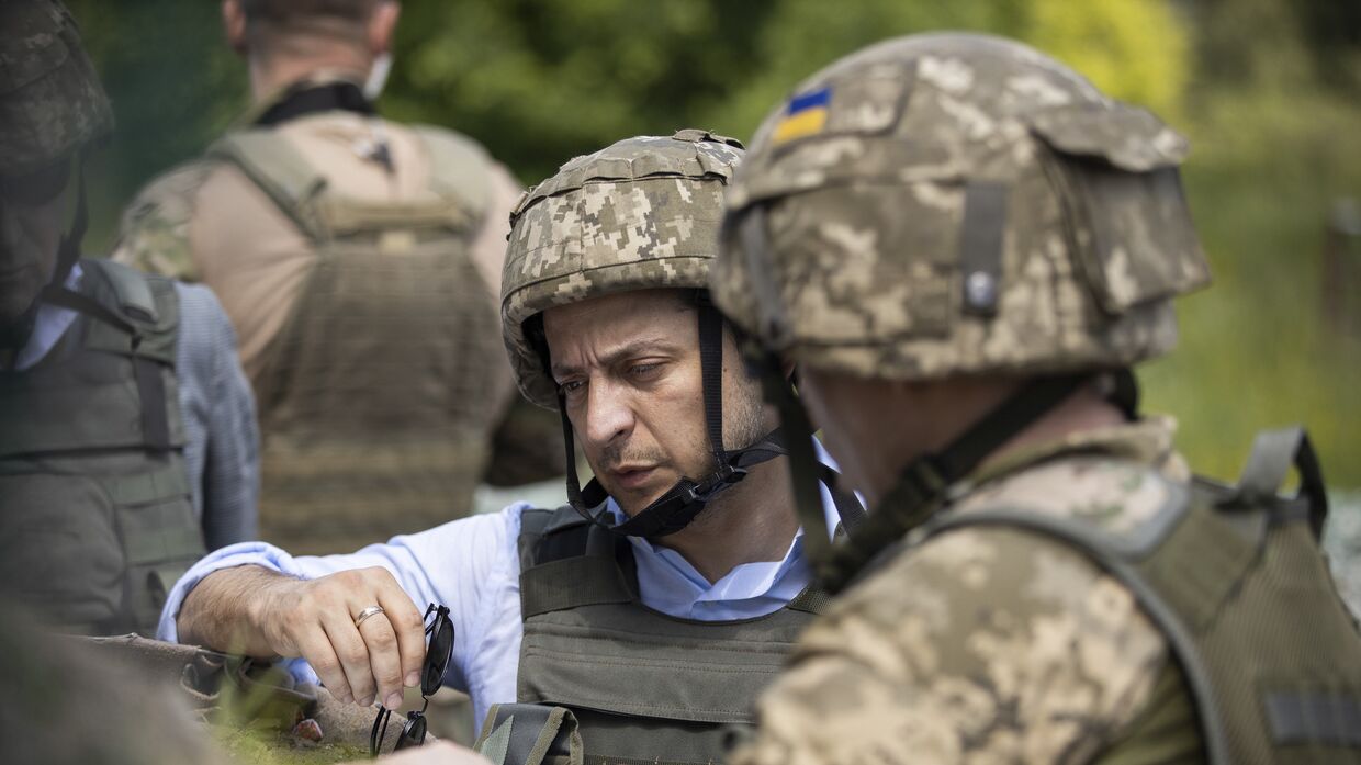 Президент Украины Владимир Зеленский посетил позиции ВСУ на Донбассе