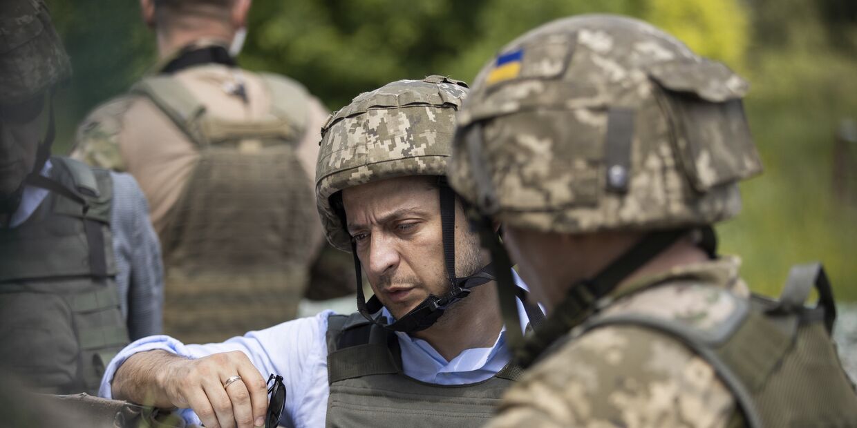 Президент Украины Владимир Зеленский посетил позиции ВСУ на Донбассе