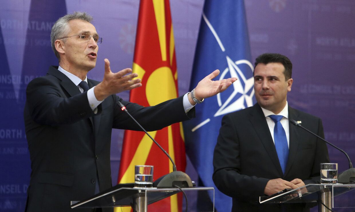 Генеральный секретарь НАТО Йенс Столтенберг во время пресс-конференции с премьер-министром Северной Македонии Зораном Заевым в Скопье
